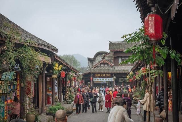 女的对你说有人追她，有人喜欢她是不是暗示什么